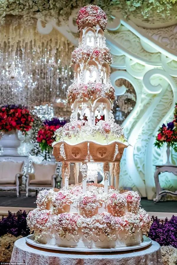体积比较小的结婚蛋糕,最低收费也要4000英镑,约人民币3