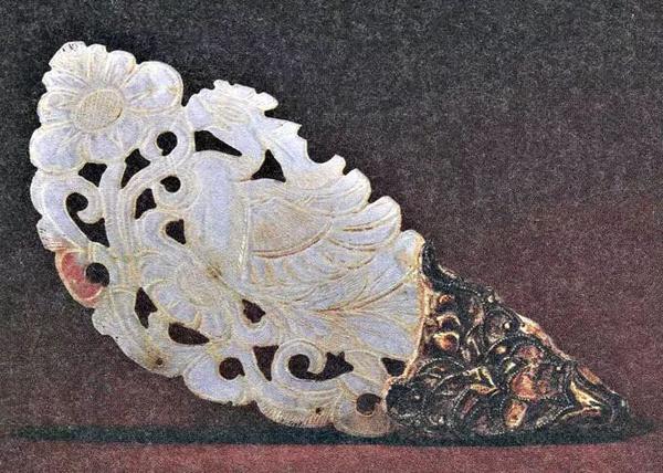 另一件"青玉花鸟纹钗"也是难得的唐代玉器精品,该玉钗呈青白色,器薄而