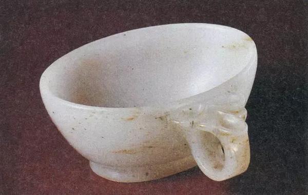 唐代飞天的造型比较写实,体态婀娜柔美,丰腴圆润