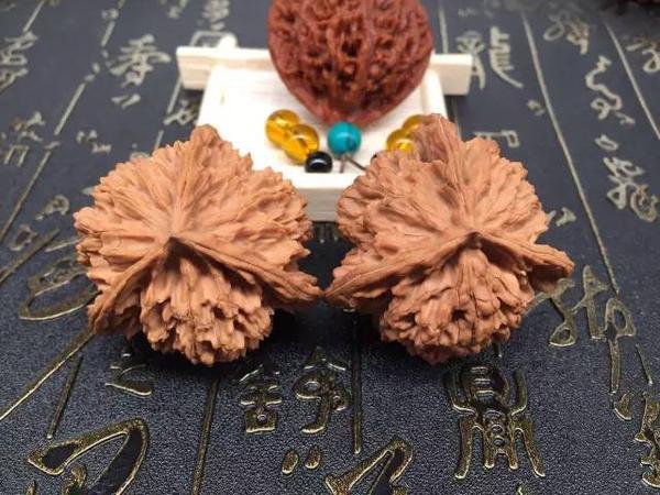 文玩核桃也叫手疗核桃,古称掌珠或揉手核桃.