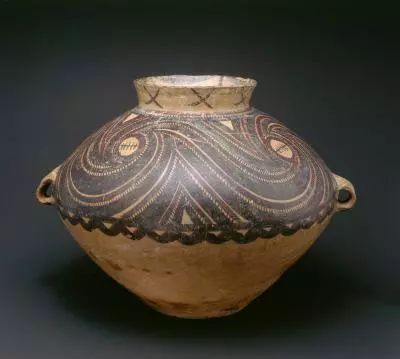 马家窑文化彩陶漩涡纹双耳罐 新石器时代,约公元前2600～2300年 高19.