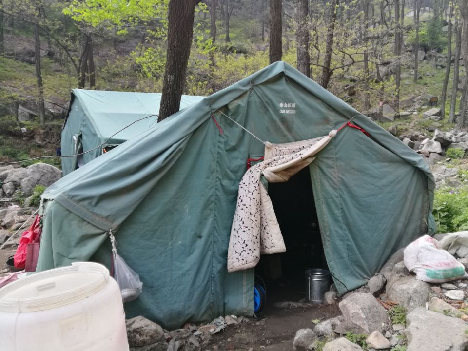 最好的礼物:泰山挑山工住上了新房子,穿上了新衣服