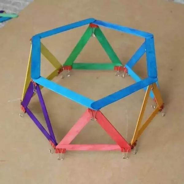 把卡纸弄成三角形,四方形等, 一个个小单元不正像积木块一样吗?
