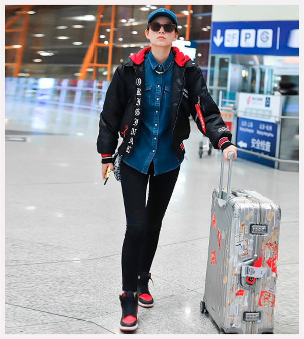 卫衣搭配牛仔外套打造酷感造型, 下装搭配黑色长裤及黑色长靴在视觉