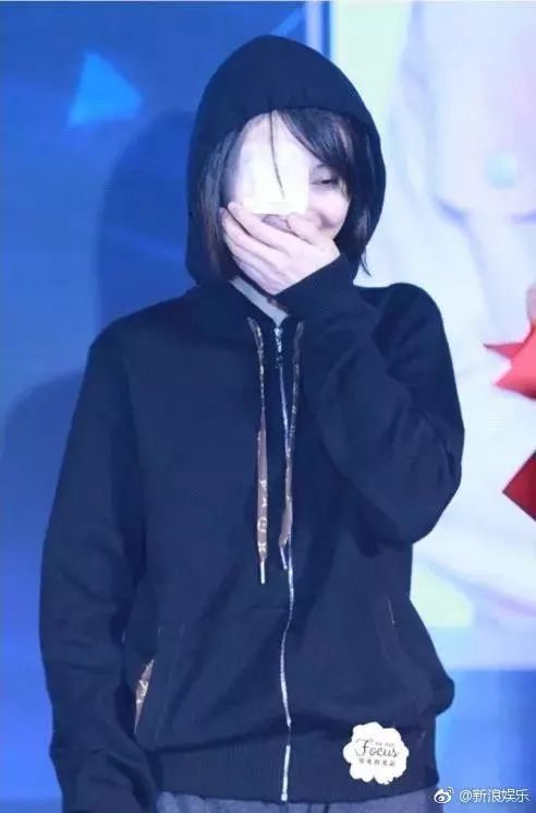 郑爽眼睛受伤包纱布出席活动,网友却在猜测她整容?