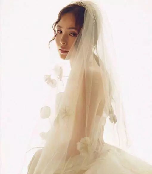 最美鼻整形模板,结婚还不忘力证鼻子纯天然!