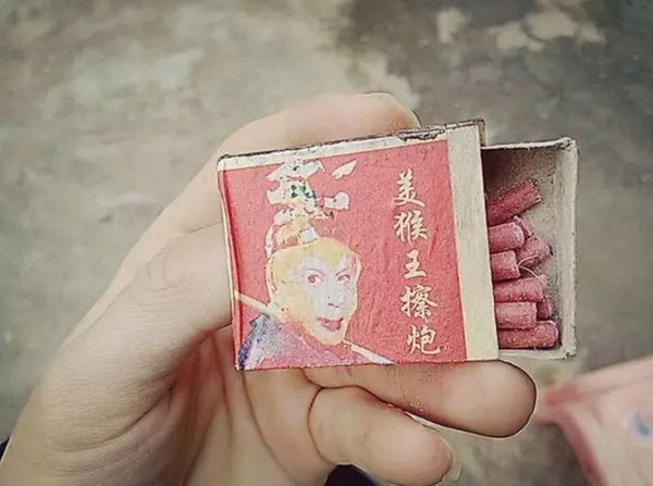 摔炮,小鱼雷,蜘蛛王,窜天猴……都是儿时的记忆,一个手捂着耳朵,点燃