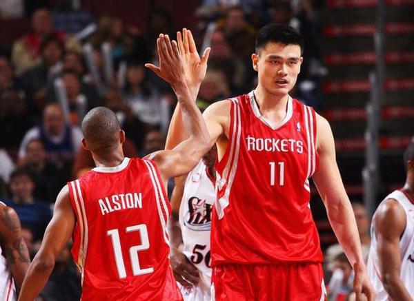 杨毅解说时谈到火箭憋不住笑场:火箭太厉害!