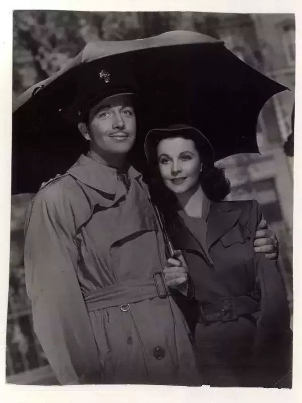 奥黛丽·赫本在《蒂芙尼的早餐》中身穿米白色风衣,晶莹剔透娇俏可人