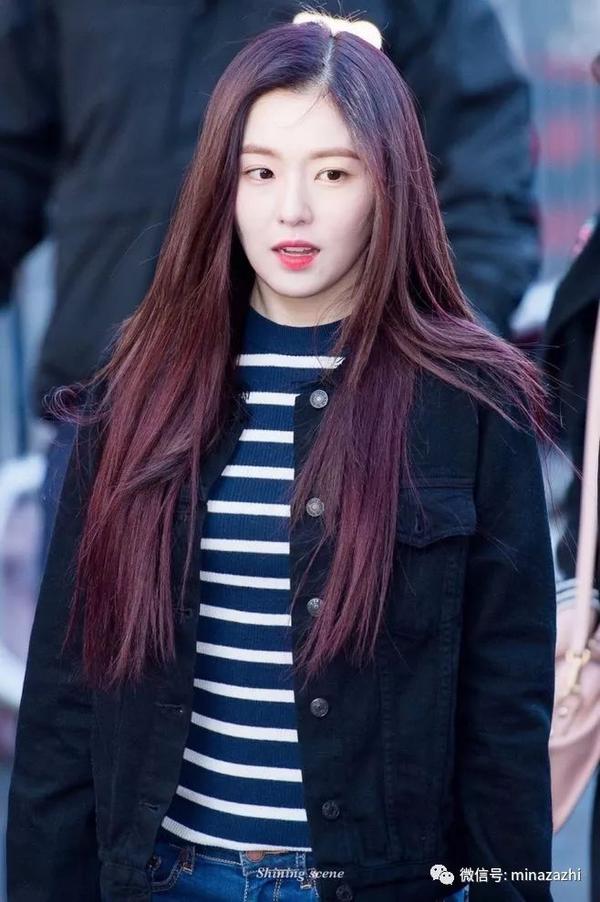irene 的酒红色中长直发非常衬肤色,是清纯又漂亮的仙女本人无疑了