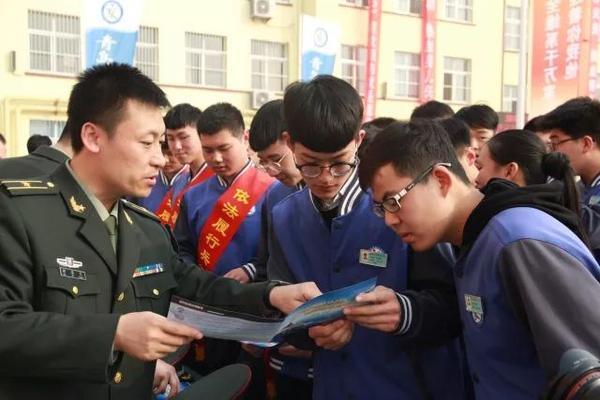 青岛市举行"兵役登记进校园"活动