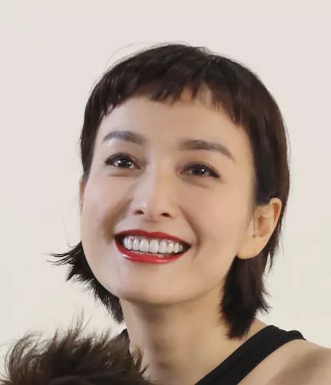 自然的卷度使得刘海更加蓬松,q弹的模样造成好似天生拥有着自然卷的