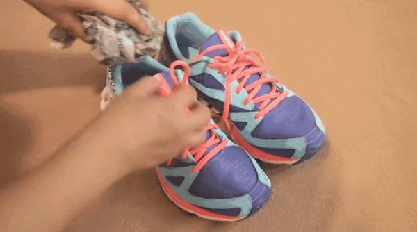 鞋子太小别急着扔,只要一个塑料袋,立马就能变合脚