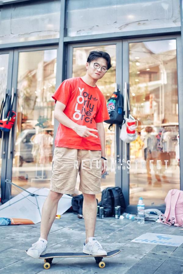 百余滑板少年济南刷街!帅哥美女云集.年轻就得酷