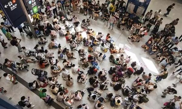 女总理哺乳被偷拍:谁家还没个孩子呢!