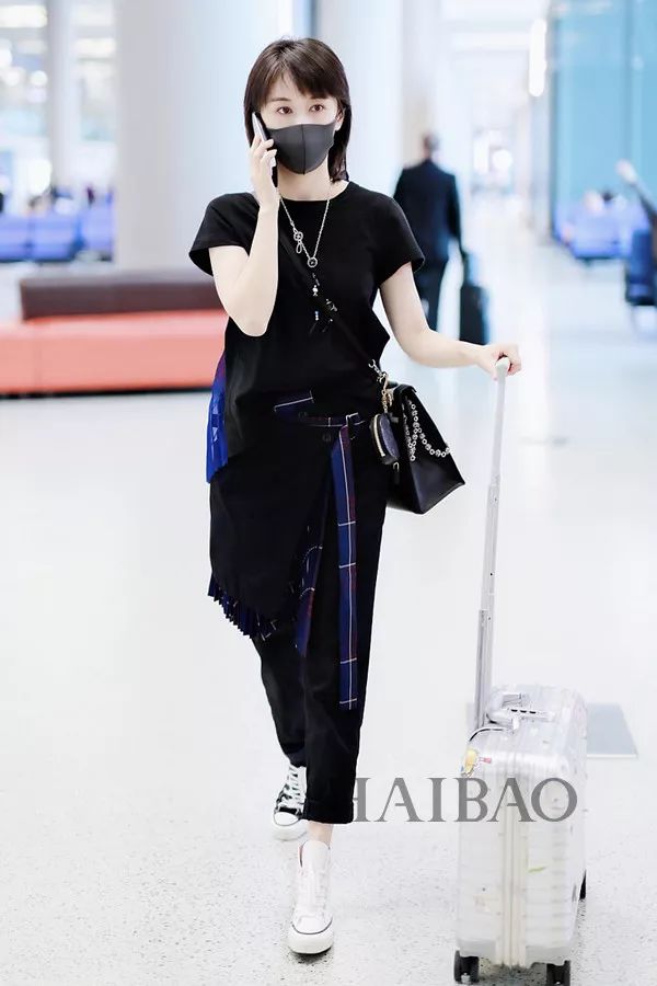 pinko 拼接黑t恤,长裤:sacai 鸳鸯帆布鞋:匡威 (converse) 王子文也是