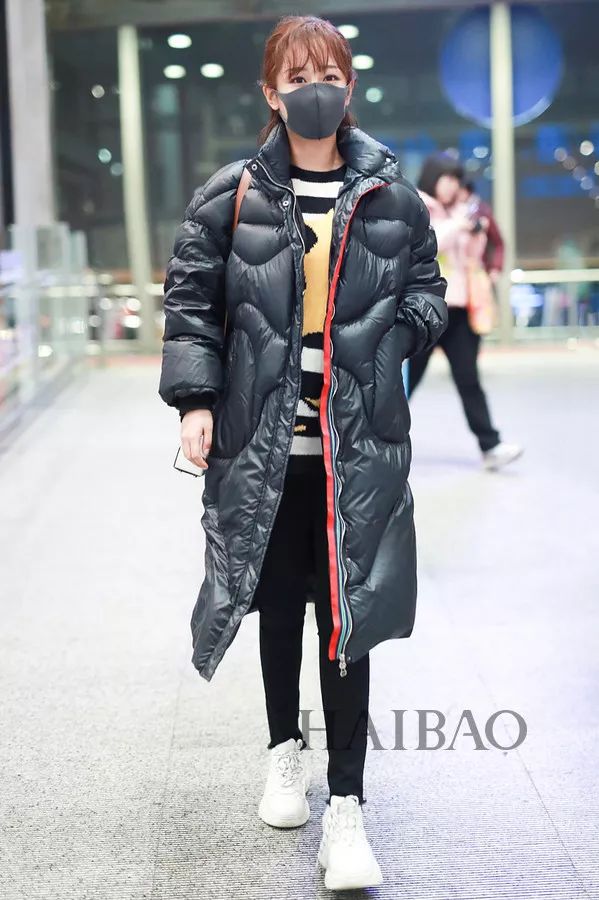 袁泉2018年11月9日北京机场街拍 短靴:罗意威 (loewe) 袁泉2018年11