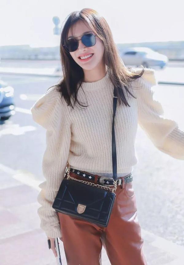 秦岚斜挎迪奥diorama手袋现身机场