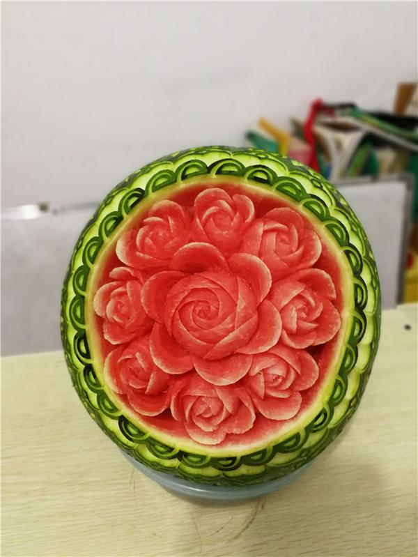 厉害啦!青岛小伙妙手生花,西瓜上雕出二维码