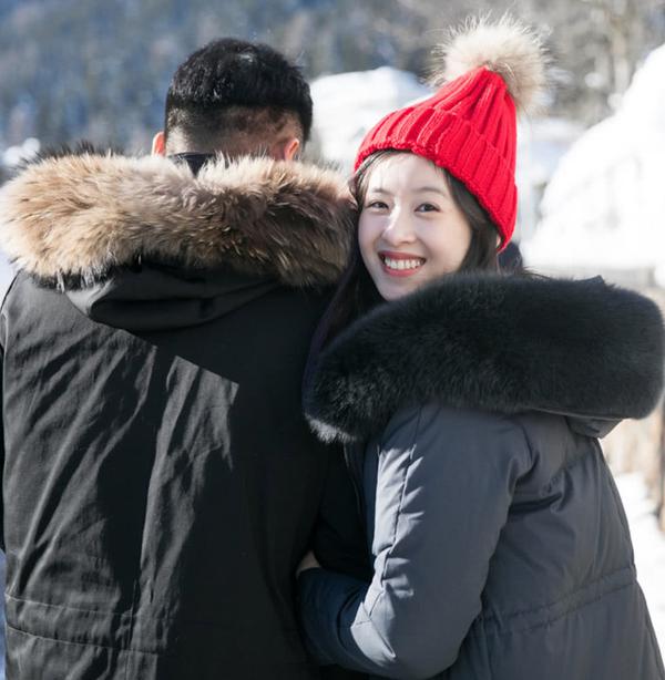 奶茶妹妹章泽天与老公开心出游,穿羽绒服 小红帽保暖又时髦