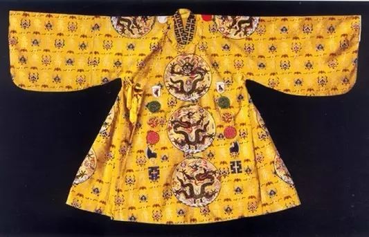 博物馆复制出的明定陵十二章纹衮服