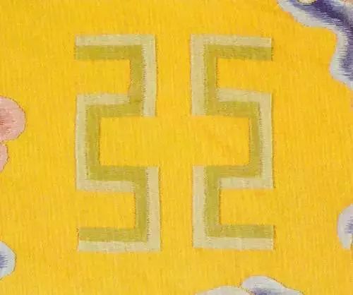 "黼"                           是黑白相次的斧形