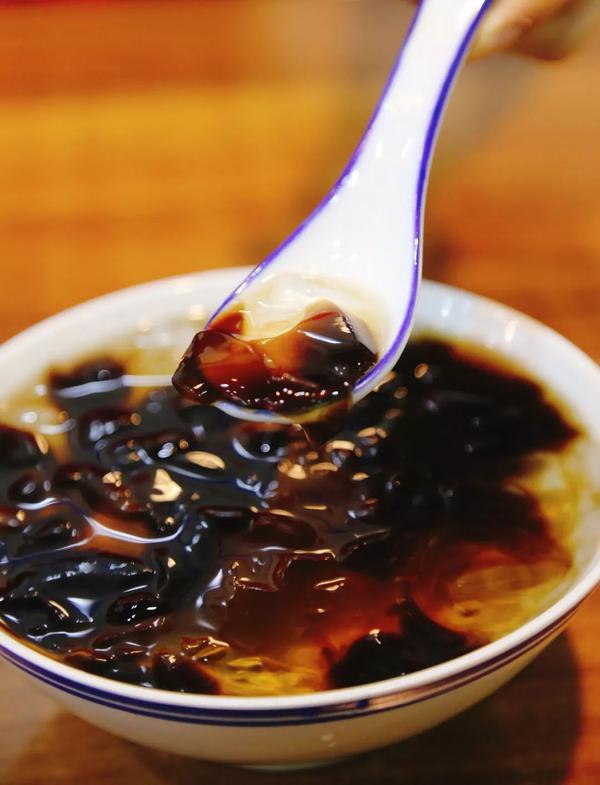 末了,再来一碗黑白凉粉.