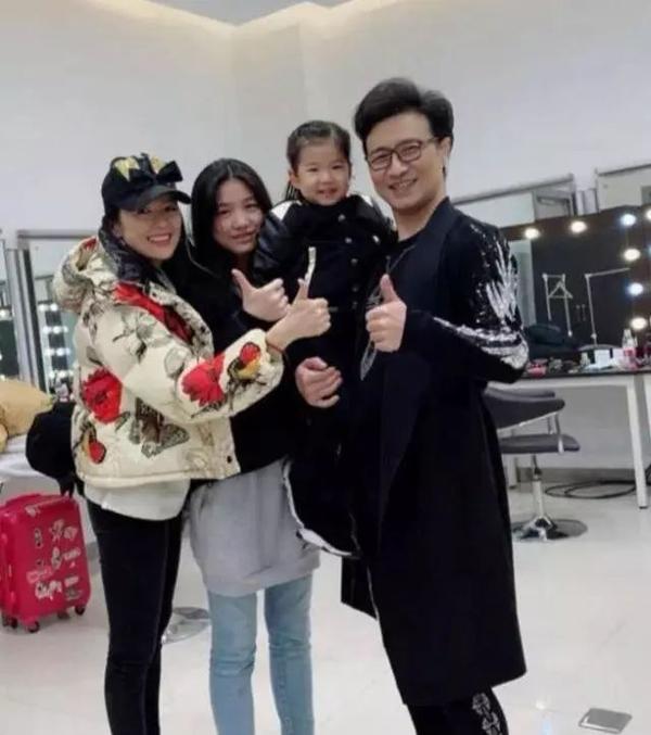 该粉丝认为章子怡自从嫁了汪峰以后,就从神坛跌落,后来出演张一白的几