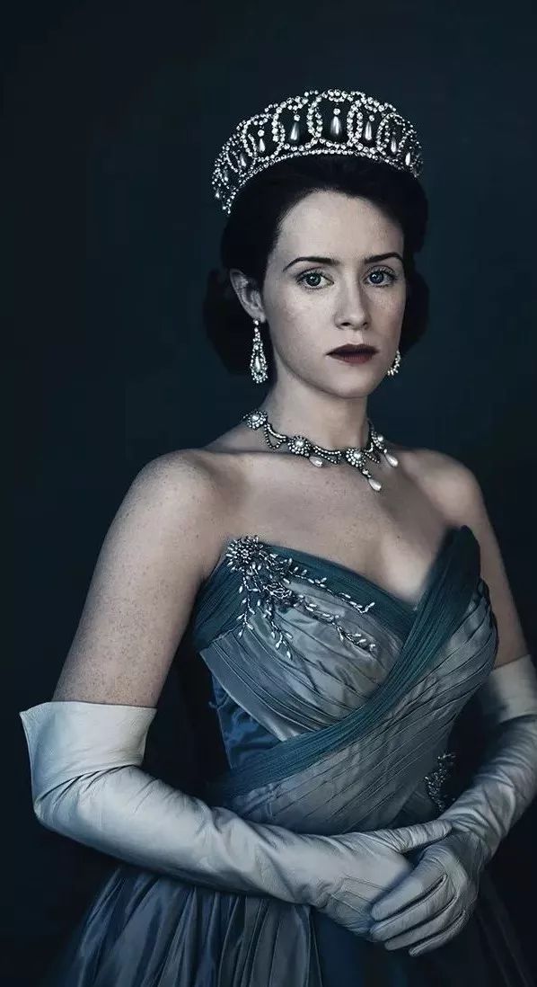 连饰演过两季女王的克莱尔·福伊都说:"出演这种终生隐忍克制,情绪从