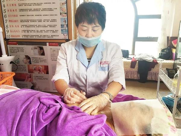 身为忠实乳房推拿爱好者的她,经常花几万元在美容院办理各色套餐,在她