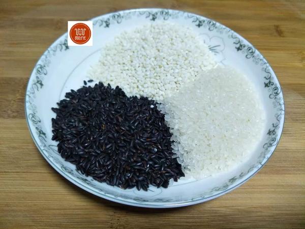1,准备食材,大米,小米,黑米.