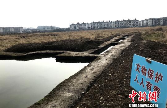 图为考古发掘现场重新立起“文物保护,人人有责”的标牌。 崔佳明 摄 图为考古发掘现场重新立起“文物保护,人人有责”的标牌。 崔佳明 摄