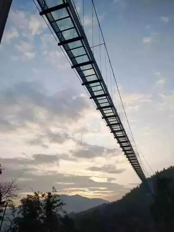 据悉,山东省内第一5d特效高空玻璃桥——位于济南大石崮森林公园景区