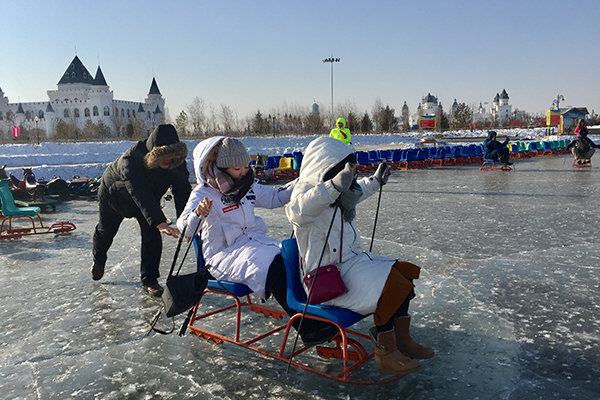 冰上爬犁.东北网记者 霍枭涵 摄