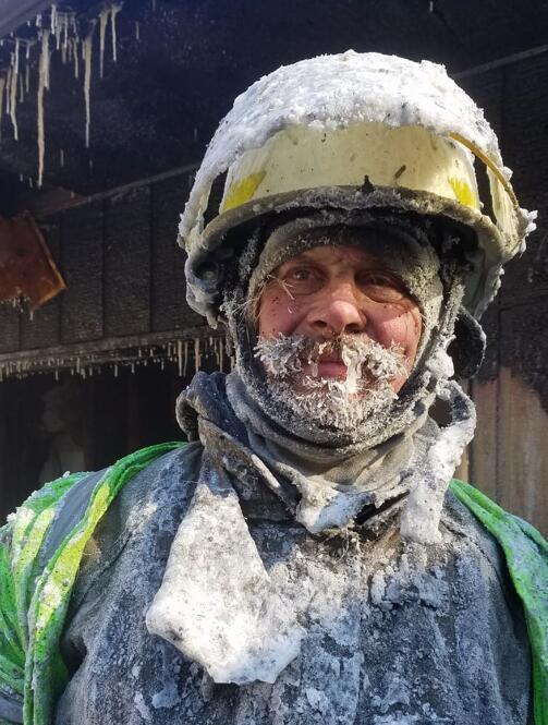 美国极寒天气致16死 消防员救火后冻成"冰人"