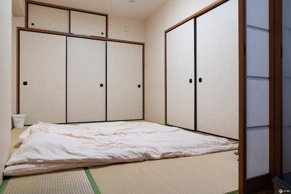 地铺的小房间,两边的移门全部关闭后给人的感觉完全就是传统的日式风