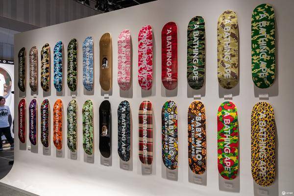挂满bape风格滑板的墙,颜色绚烂多彩.