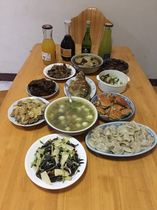 2,这一桌是河北保保定网友发来的年夜饭,简单而且看起来也是很丰富.