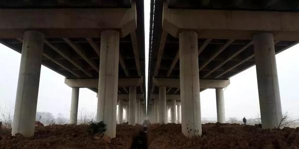 高速公路桥梁中央分隔带间隙