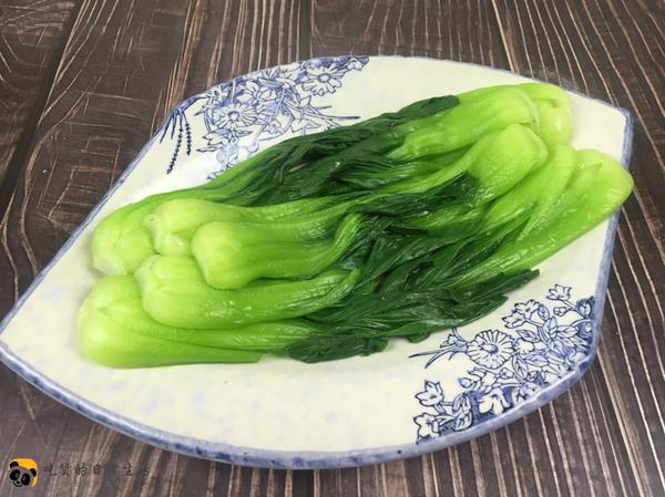 3,然后我们再将先前已经焯熟的上海青全部都放在盘中摆好.