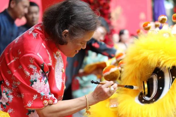 泰国诗琳通公主为新春舞狮点睛