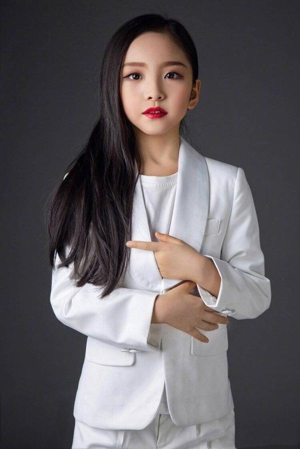 范冰冰堂妹范朵朵近照曝光,化大浓妆超有范,才9岁气场不输姐姐