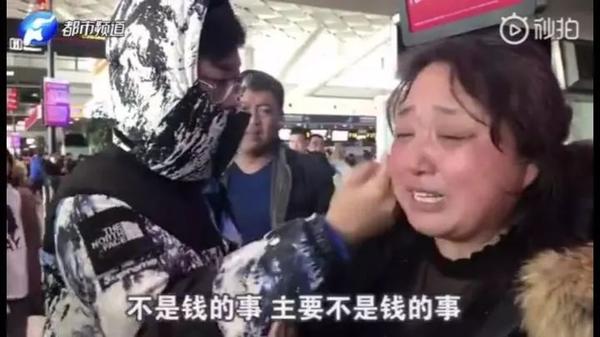 【重磅】艺考生航班取消家长在机场痛哭!艺考