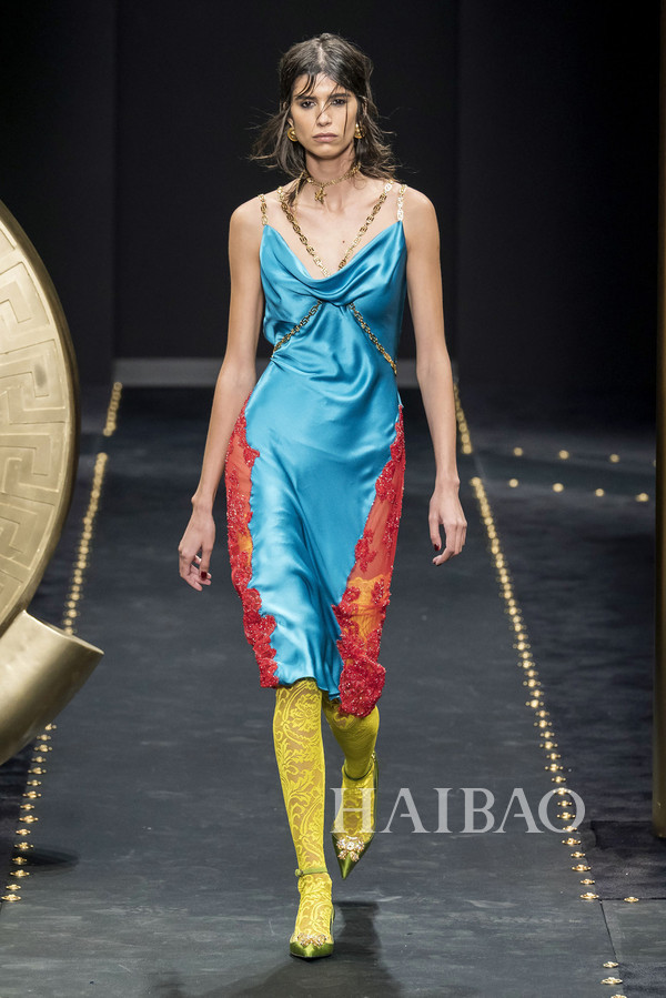 范思哲 (versace) 2019秋冬女装秀,海报带你亲临米兰时.