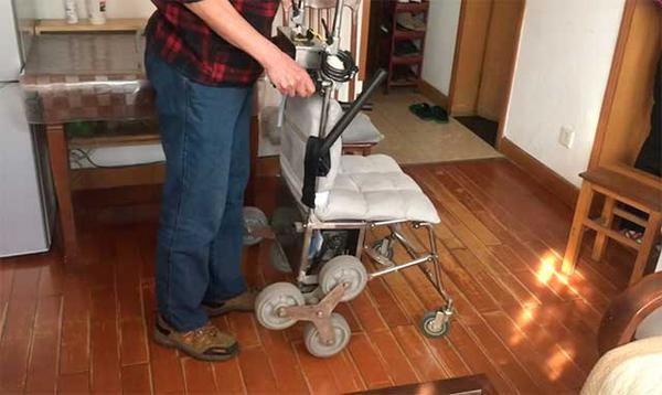 老伴双腿截肢,老裘亲手自制了电动爬楼轮椅