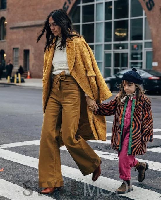 简单好学又好看的搭配法:上下装统一色系!