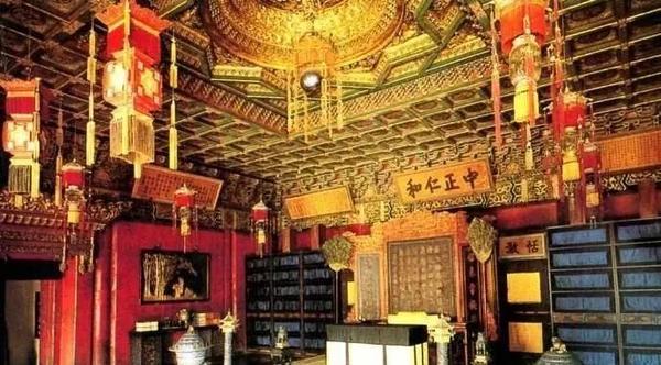 原状展主要是将养心殿正殿明间,西暖阁,东暖阁,三希堂,佛堂的陈列进行