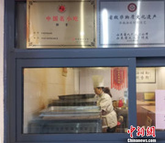 卢利华告诉记者,油旋有12道制作工序、60层酥皮,从制作到出炉,融入了浓浓的泉城特色。“用的油是山东的优质花生油,水是济南特有的泉水,葱是章丘大葱,才做出地道正宗、松香酥软的油旋。” 郝学娟 摄