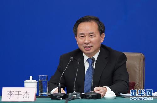 十三届全国人大二次会议新闻中心于3月11日(星期一)15时在梅地亚中心新闻发布厅举行记者会,邀请生态环境部部长李干杰就“打好污染防治攻坚战”相关问题回答中外记者提问。图为李干杰回答记者提问。新华网/中国政府网 刘厦 摄 十三届全国人大二次会议新闻中心于3月11日(星期一)15时在梅地亚中心新闻发布厅举行记者会,邀请生态环境部部长李干杰就“打好污染防治攻坚战”相关问题回答中外记者提问。图为李干杰回答记者提问。新华网/中国政府网 刘厦 摄