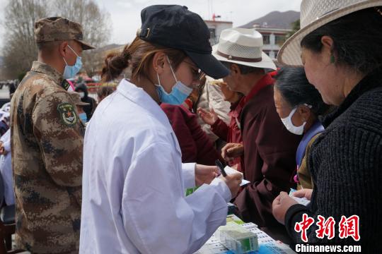 图为3月14日,西藏军区总医院十多位医护人员为拉萨市民提供便民医疗服务。 张伟 摄 图为3月14日,西藏军区总医院十多位医护人员为拉萨市民提供便民医疗服务。 张伟 摄